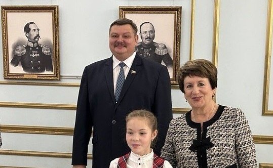 Екатерина Алтабаева и Сергей Колбин наградили победителей Всероссийского детского конкурса «Портрет твоего края» в Севастополе