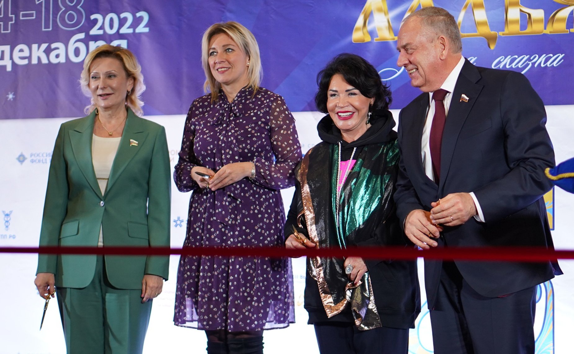 Сенаторы РФ приняли участие в открытии выставки народных культурных промыслов и ремесел «Ладья. Зимняя сказка»