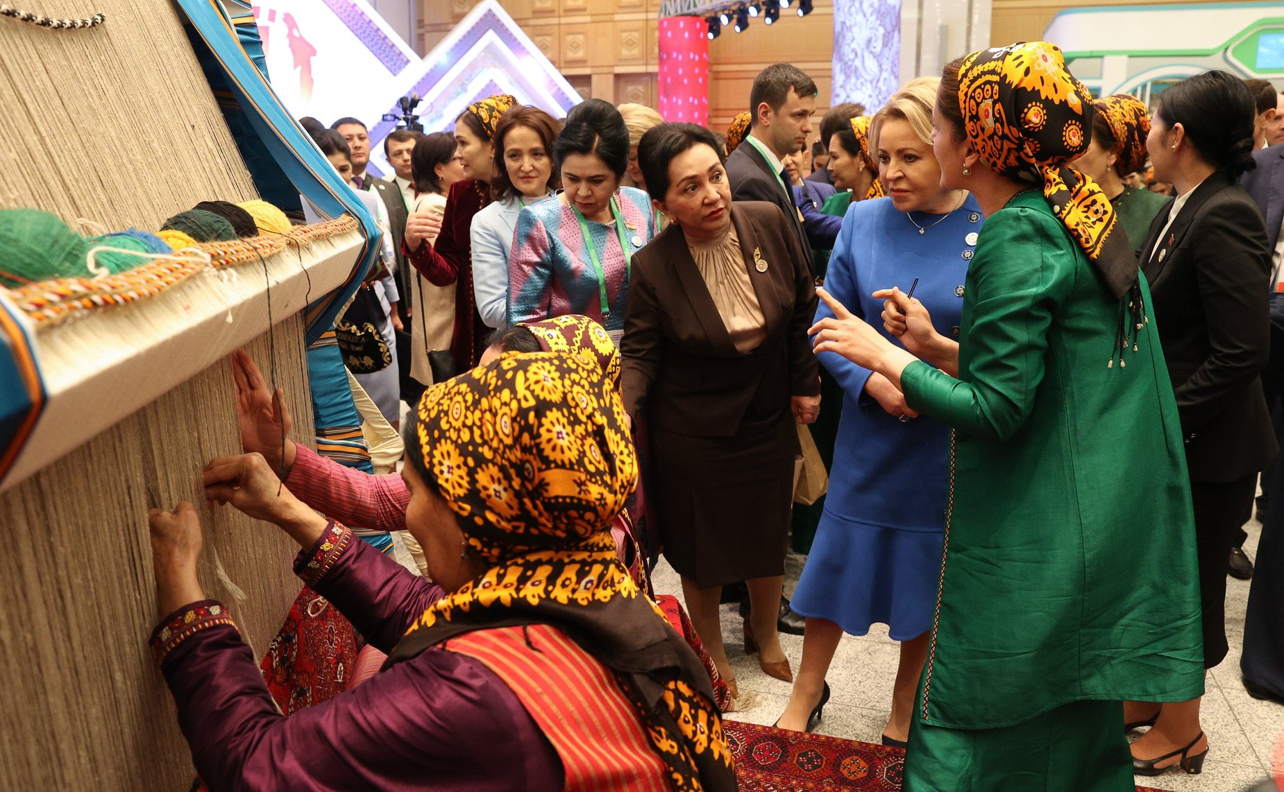 Пленарное заседание первого Диалога женщин стран Центральной Азии и России