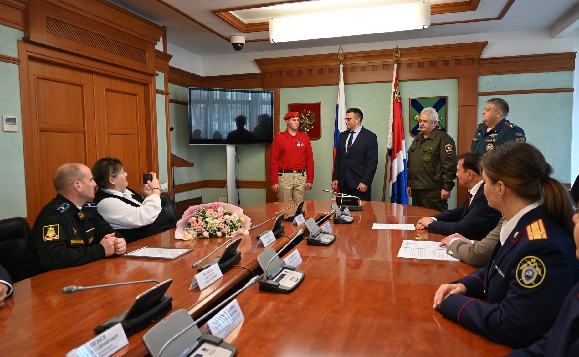 Александр Ролик во время региональной недели в торжественной обстановке вручил памятную медаль Совета Федерации «За проявленное мужество» школьнику из села Чугуевка Приморского края Тимофею Полякову
