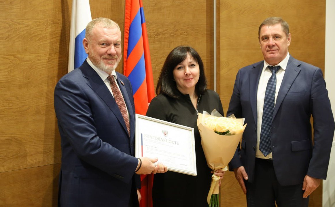 Николай Семисотов вручил награды Совета Федерации трудящимся волгоградцам