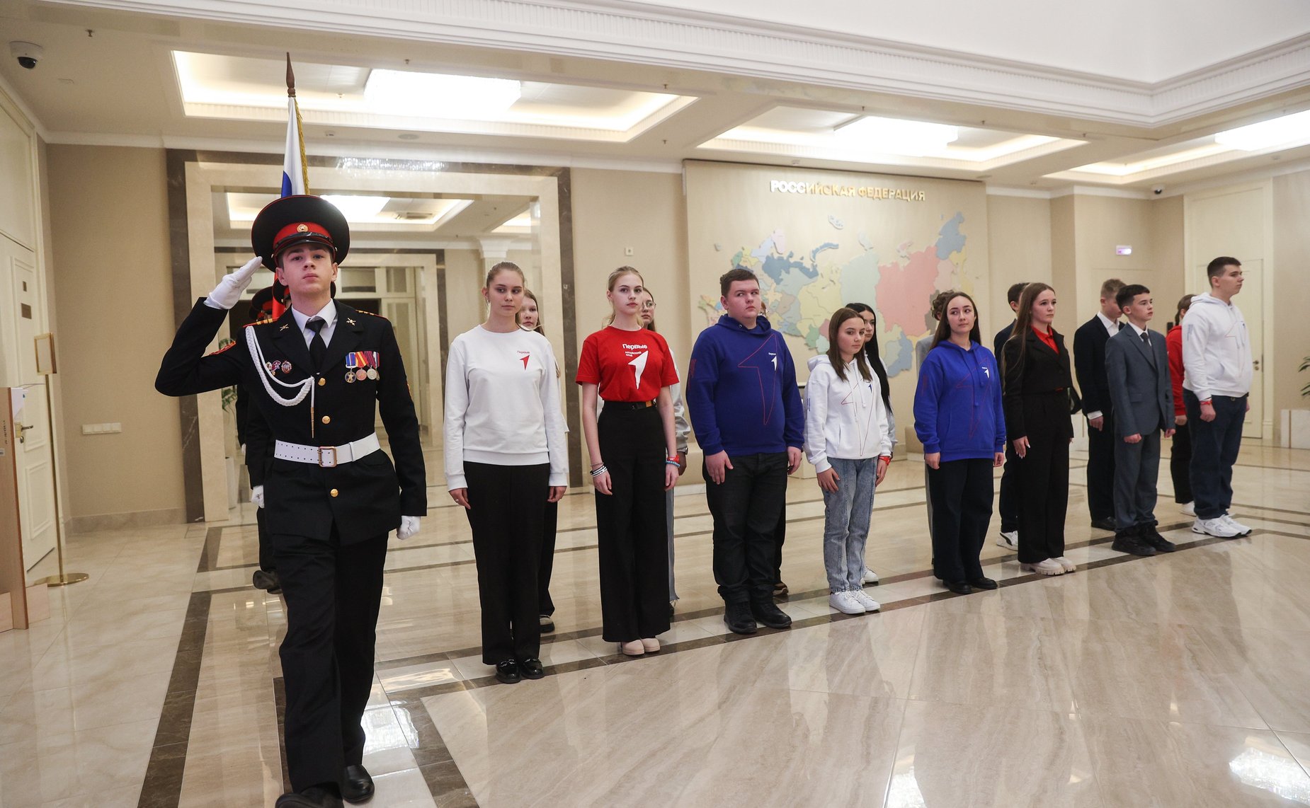 Торжественная церемония вручения паспортов граждан Российской Федерации группе участников встречи – представителям Общероссийского общественно-государственного движения детей и молодежи «Движение Первых»