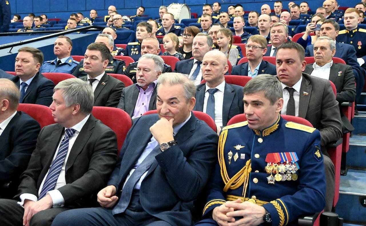 Айрат Гибатдинов принял участие в церемонии вручения Боевых знамен 328-й, 337-й, 345-й, 1180-артиллерийский и 2-й зенитно-ракетный полки 104-й гвардейской десантно-штурмовой дивизии