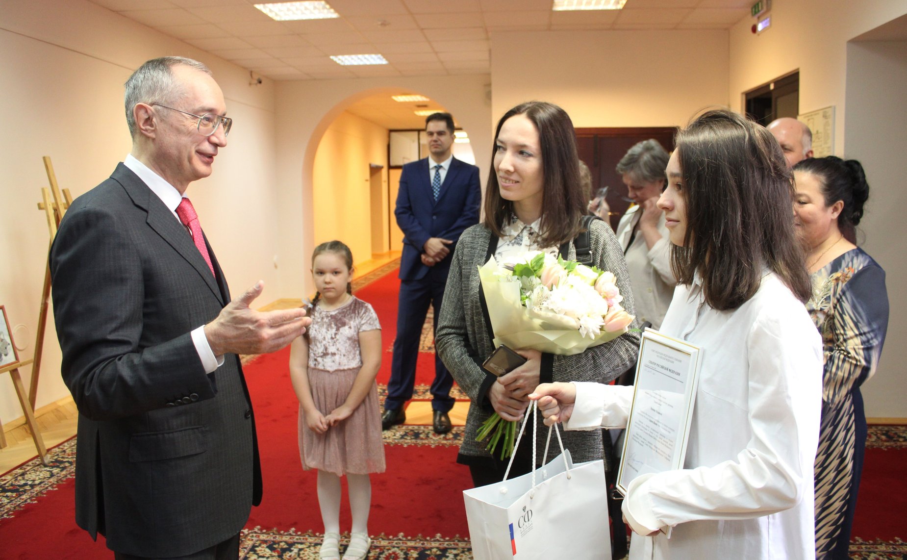 Андрей Кислов открыл в Самаре выставку детских рисунков, которые принимали участие в конкурсе Совета Федерации, посвященном 80-летию «Дороги Жизни» через Ладожское озеро