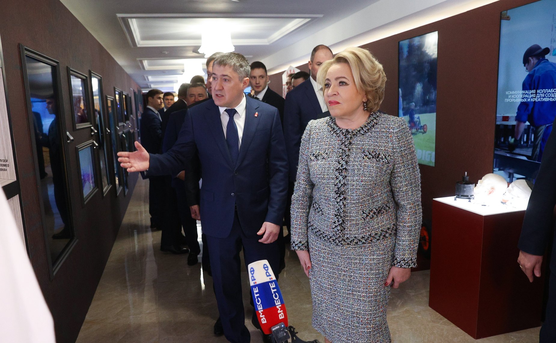 Валентина Матвиенко и Дмитрий Махонин осмотрели выставку, посвященную истории и перспективным направлениям развития Пермского края