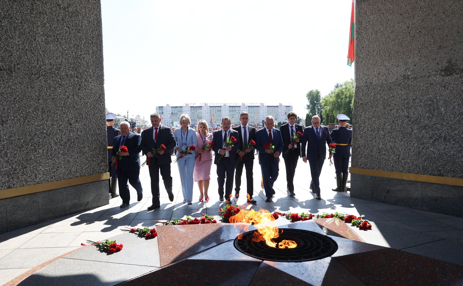 Торжественная церемония возложения цветов членами официальных делегаций Совета Республики и Совета Федерации к Вечному огню у монумента «Три штыка»