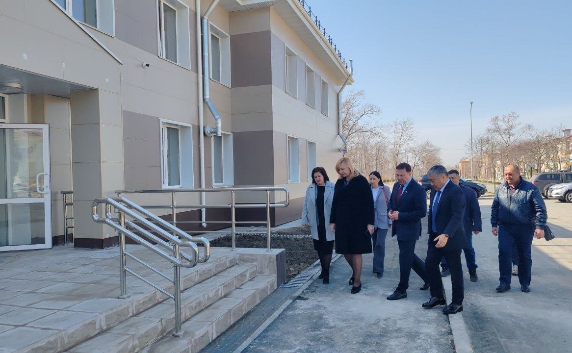 Александр Ролик в рамках региональной недели осмотрел новую амбулаторию, отремонтированный Дом культуры в поселке Заводской, открыл выставку, посвященную первопроходцам Приморья