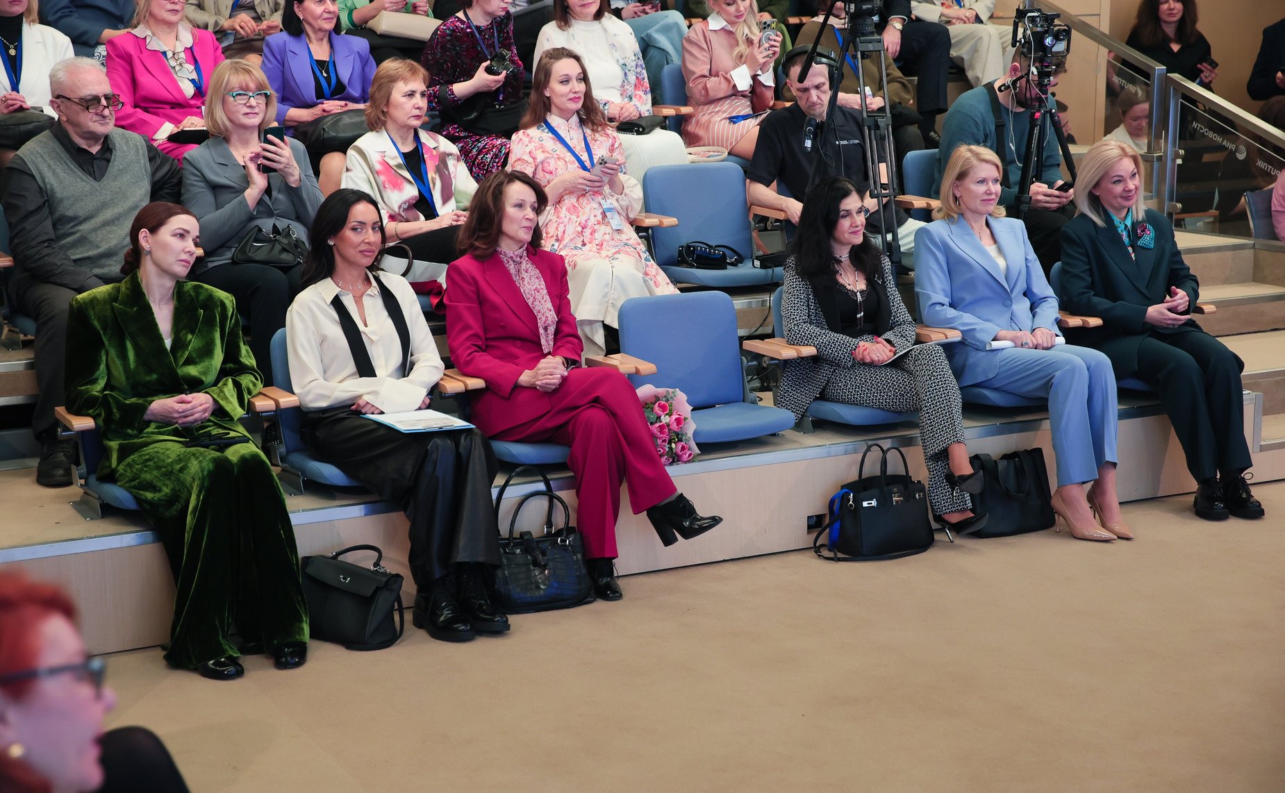 Заседание Дискуссионного клуба им. В.Г. Змазовой на тему: «Красота в женских руках!» (фото МИА «Россия Сегодня»)