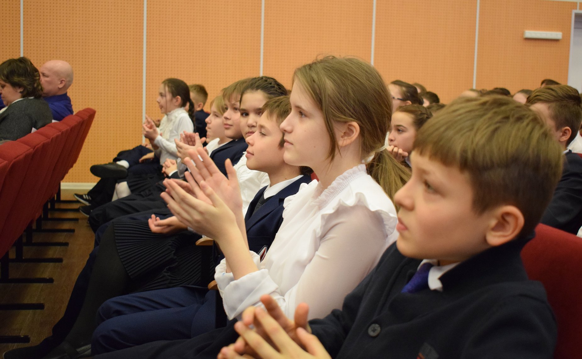 Исаков посетил город Сургут и поздравил победителей Всероссийской детской творческой школы-конкурса «Портрет твоего края»