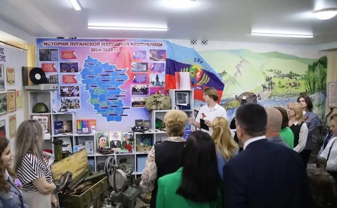 Ольга Бас в ходе поездки в регион посетила Луганскую среднюю школу № 13, где прошло торжественное открытие отреставрированного музея «История Каменного Брода»