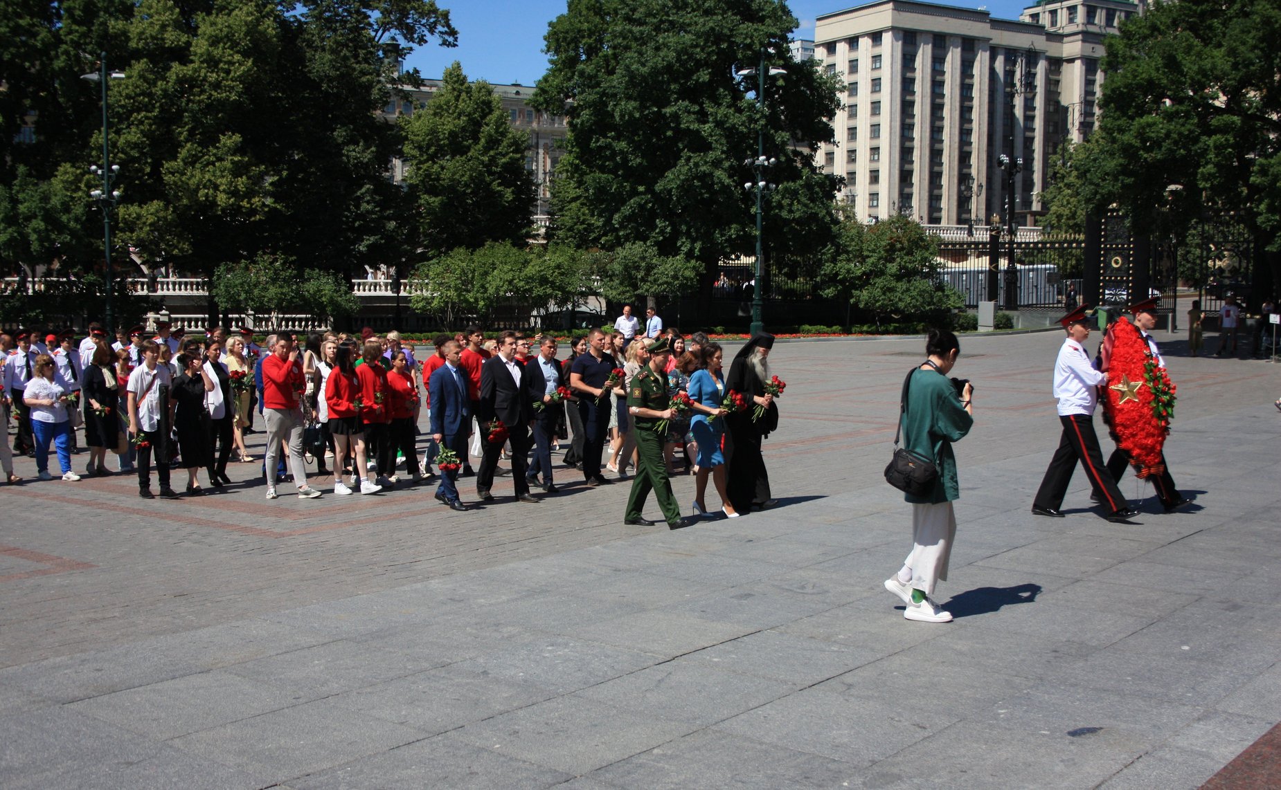 Маргарита Павлова в годовщину создания Государственного Комитета обороны СССР возложила цветы к могиле Неизвестного Солдата у Кремлевской стены в Александровском саду