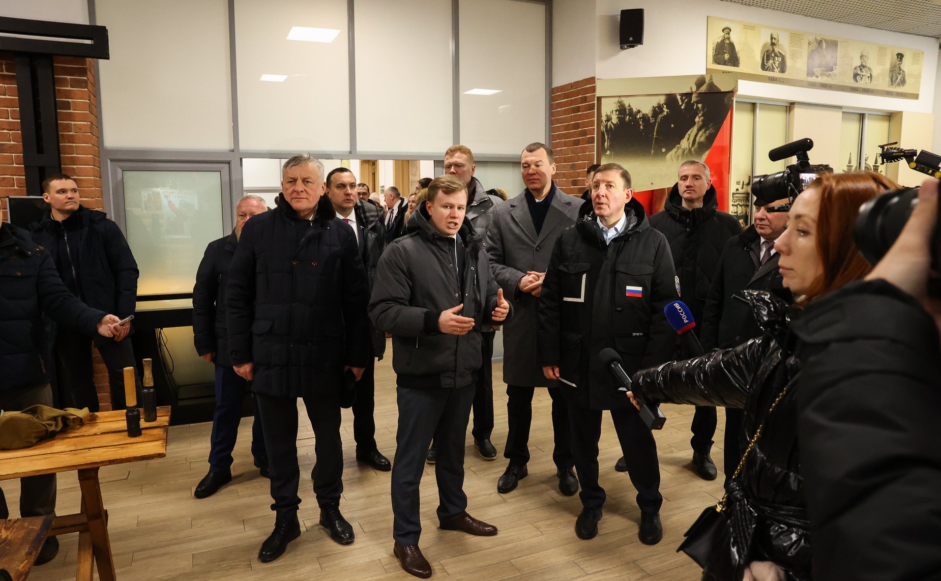 В ходе рабочей поездки в Хабаровский край первый заместитель Председателя СФ Андрей Турчак вместе с губернатором региона Михаилом Дегтяревым и мэром г. Хабаровска Сергеем Кравчуком посетил хабаровский Центр патриотического воспитания