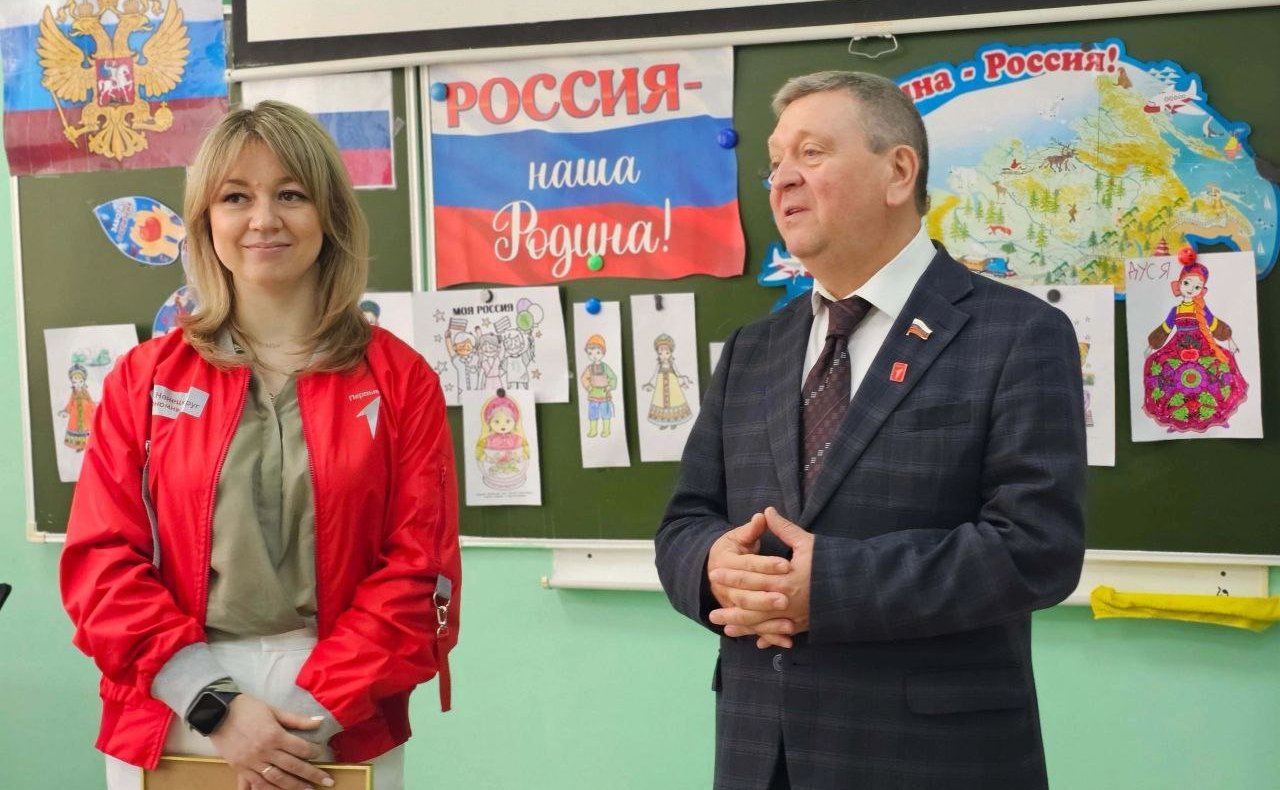 Александр Лутовинов в ходе региональной поездки посетил летнюю площадку «Время Первых» школы посёлка Искателей