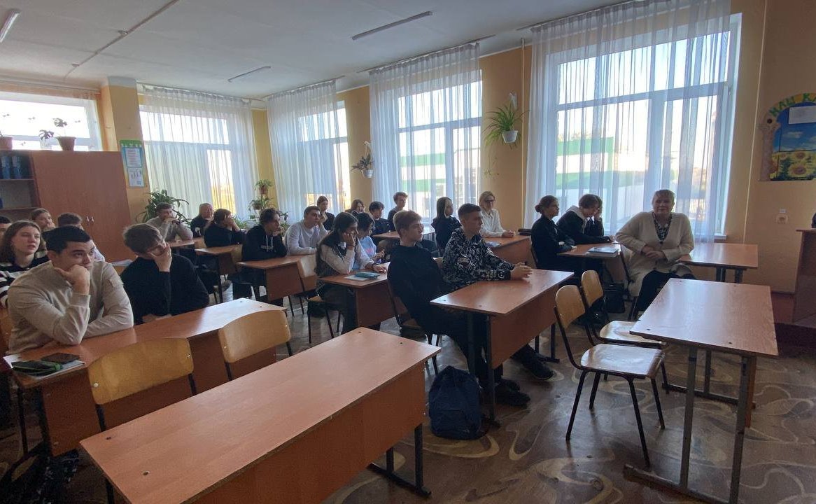 Игорь Кастюкевич в рамках проекта «Разговоры о важном» провел в школе г. Геническа беседу по теме «Россия: взгляд в будущее»