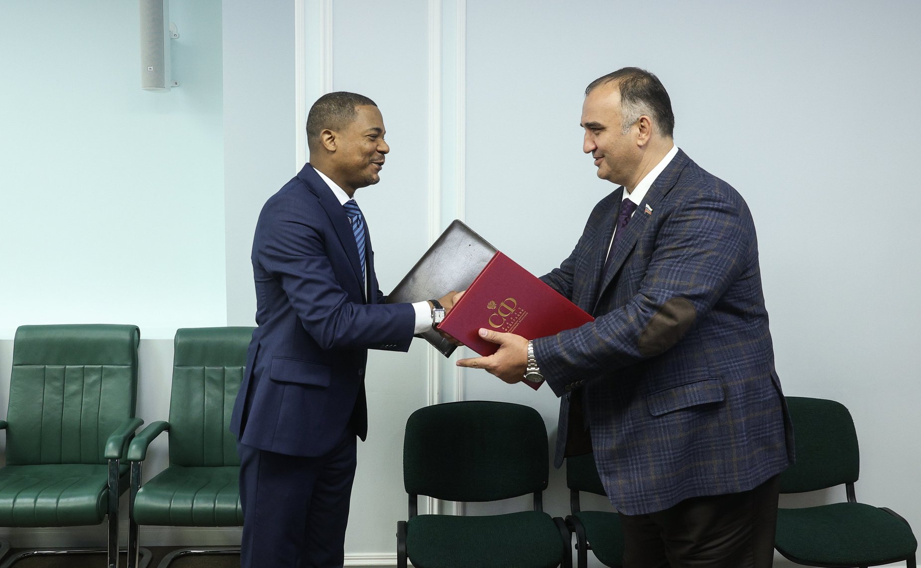 Мохмад Ахмадов провел встречу с Чрезвычайным и Полномочным Послом Омана в Российской Федерации Хамудом Салимом Абдуллой Аль Тувайхом