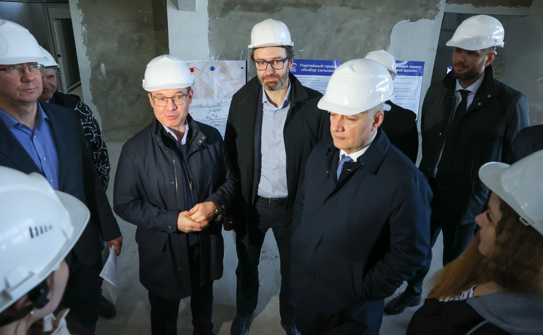 Первый заместитель Председателя СФ Владимир Якушев в ходе рабочей поездки в Иркутскую область осмотрел строящееся здание школы в Иркутске