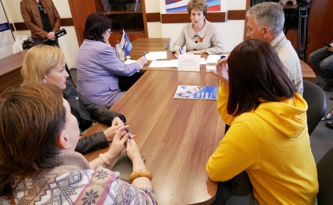 Екатерина Алтабаева провела приём граждан старшего поколения