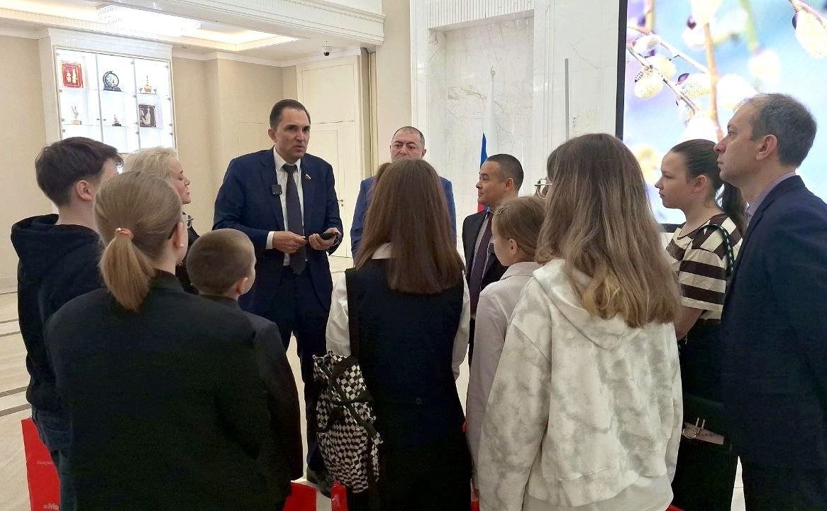 Андрей Хапочкин наградил юных победителей конкурса из Луганской народной республики