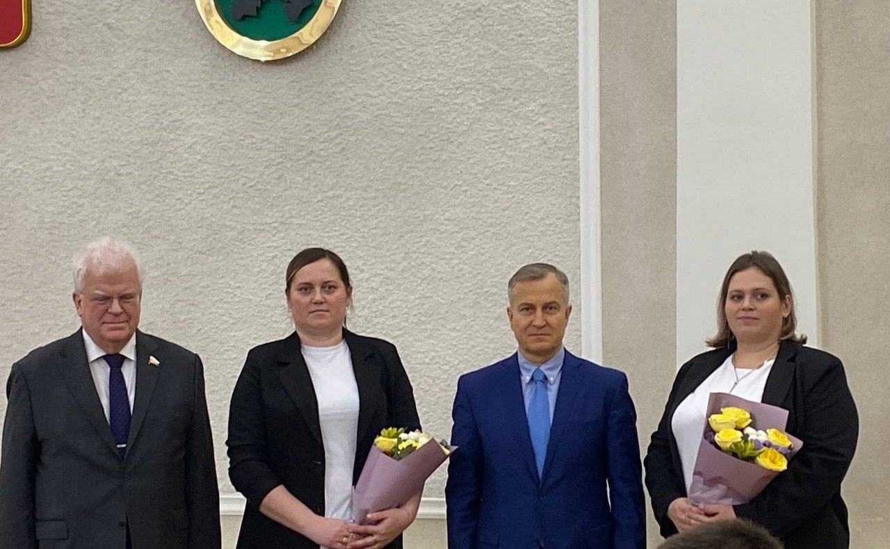 Владимир Чижов вместе с премьер-министром правительства Республики Карелия Александром Чепиком принял участие в церемонии награждения школьников из Республики Карелия памятными медалями Совета Федерации «За проявленное мужество»