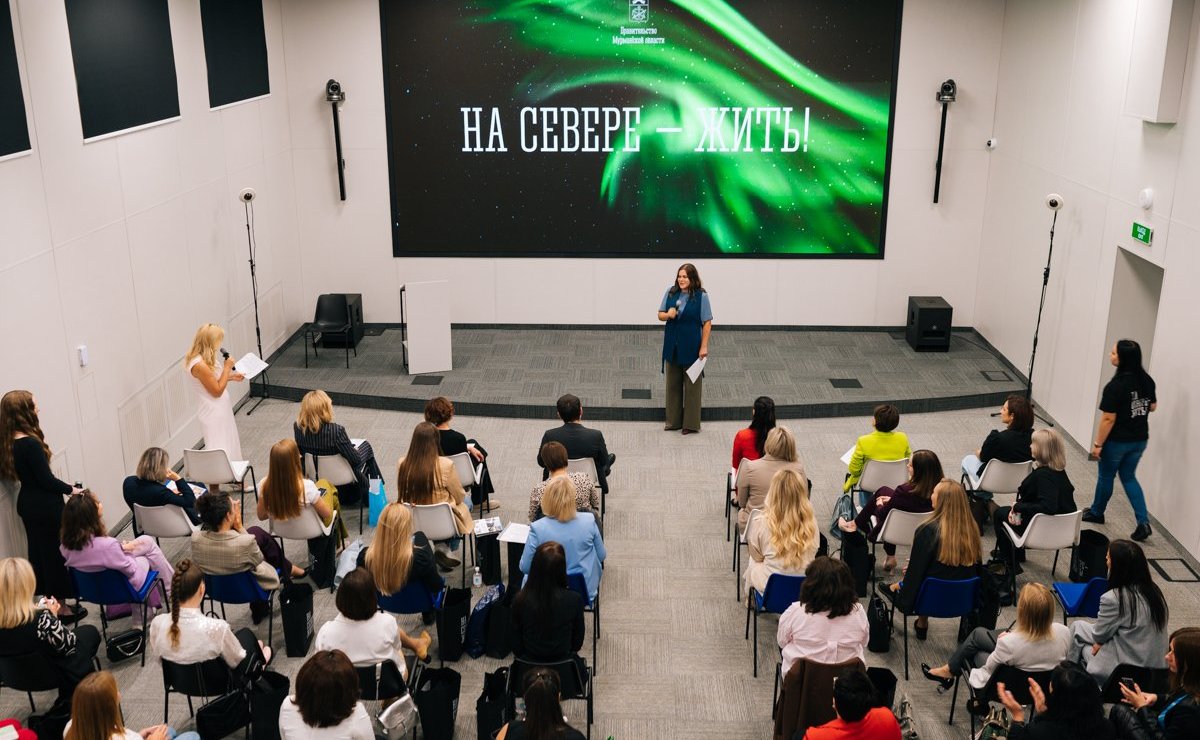 Татьяна Сахарова в рамках работы в регионе приняла участие во встрече губернатора Андрея Чибиса с авторами социальных инициатив, разработанных в рамках образовательной программы «Женщина-лидер. Флотские города»