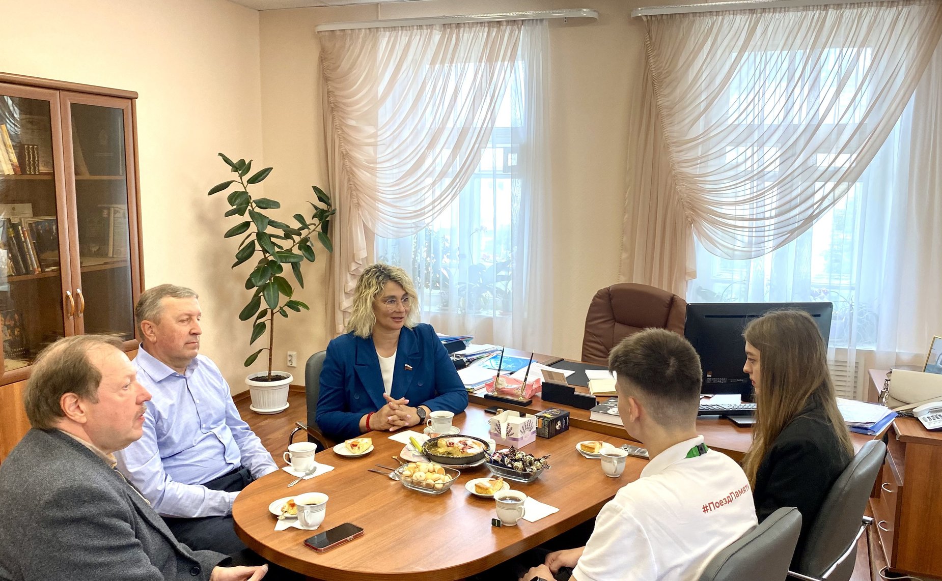 Наталия Косихина и Александр Русаков вместе с советником губернатора Сергеем Березкиным провели встречу с ярославскими участниками культурно-образовательного проекта «Поезд Памяти»