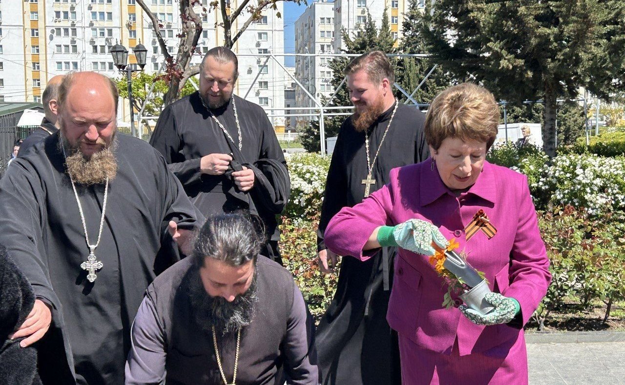 Екатерина Алтабаева высадила на аллеях Троицкого сквера в городе Севастополе цветущую Георгиевскую ленту