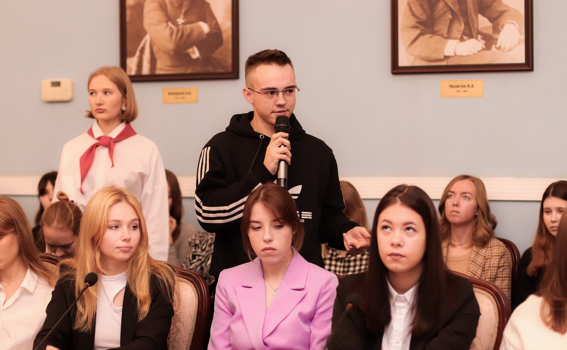 Юрий Воробьев провел встречу с представителями студенческих сообществ и объединений региона на тему «Мир сегодня»