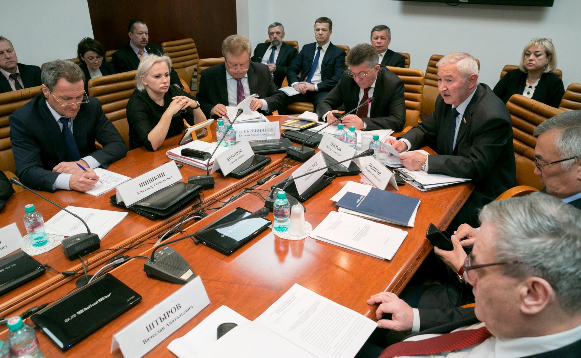 Виктор Озеров провел «круглый стол», посвященный реализации Закона РФ «Об увековечивании памяти погибших при защите Отечества» в части проведения поисковой работы, захоронения погибших и содержания воинских захоронений»