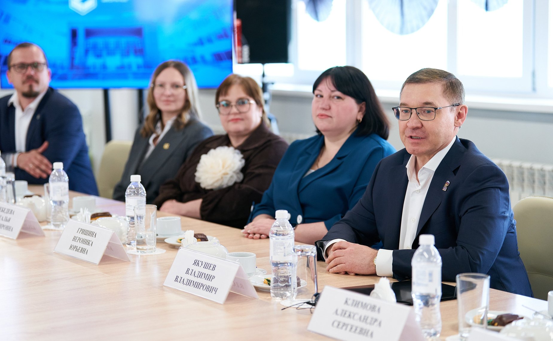 Первый заместитель Председателя СФ Владимир Якушев обсудил с педагогами в Югре ключевые вопросы образования