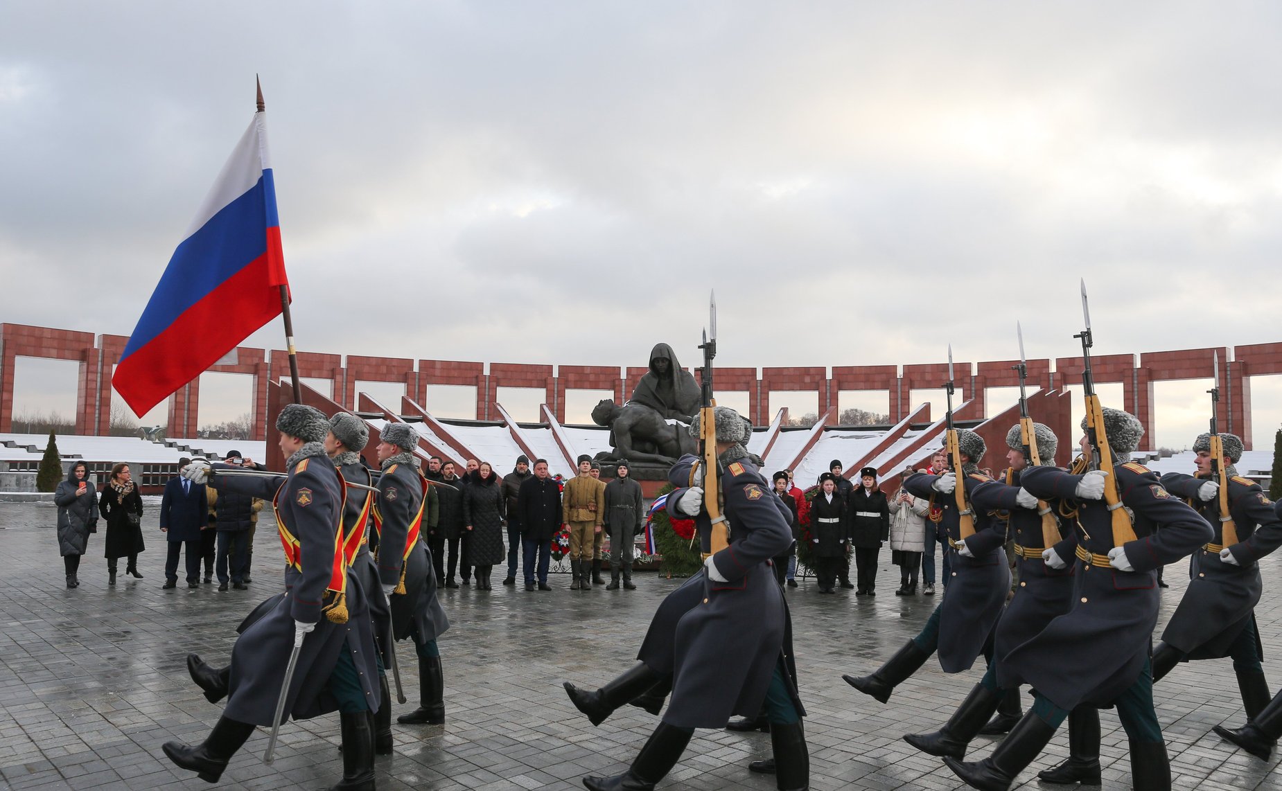 Возложение венков к могиле Неизвестного Солдата на территории Федерального военного мемориала