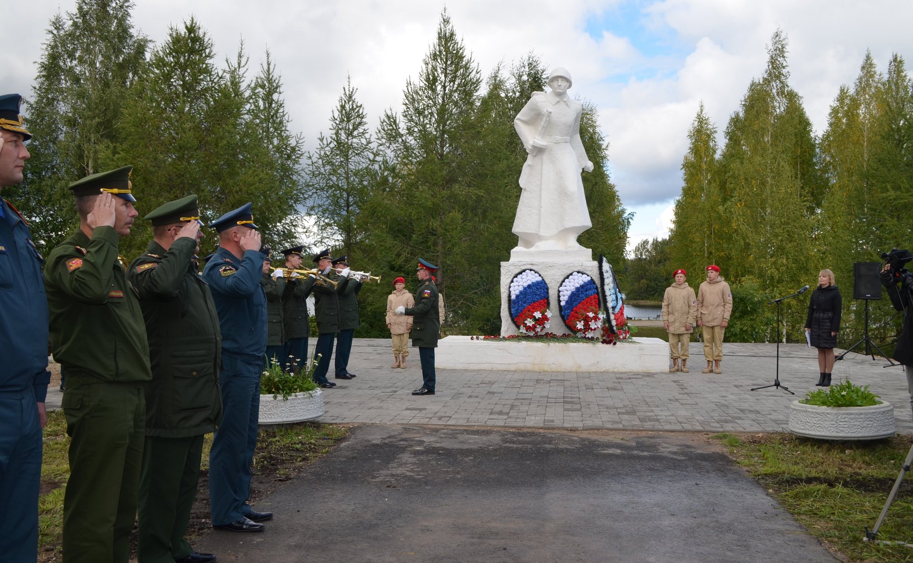Участники мероприятия возложили цветы к памятнику неизвестному солдату в селе Ферапонтово