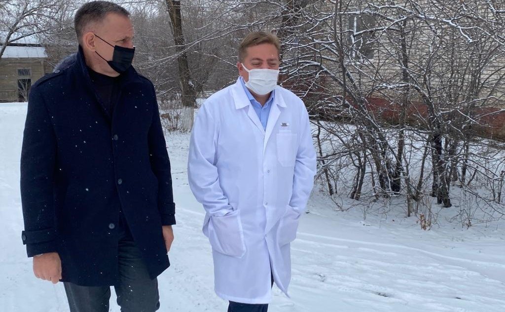 Олег Алексеев и главный врач районной больницы Максим Колодин