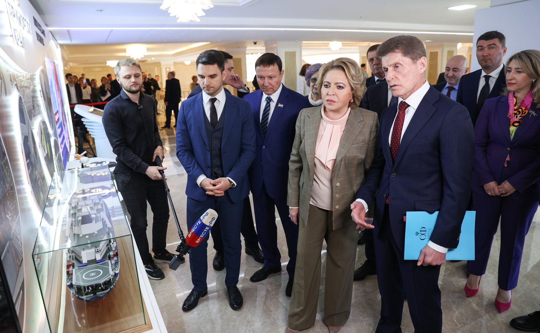 Валентина Матвиенко и Олег Кожемяко осмотрели выставку, посвященную истории и перспективам развития Приморского края