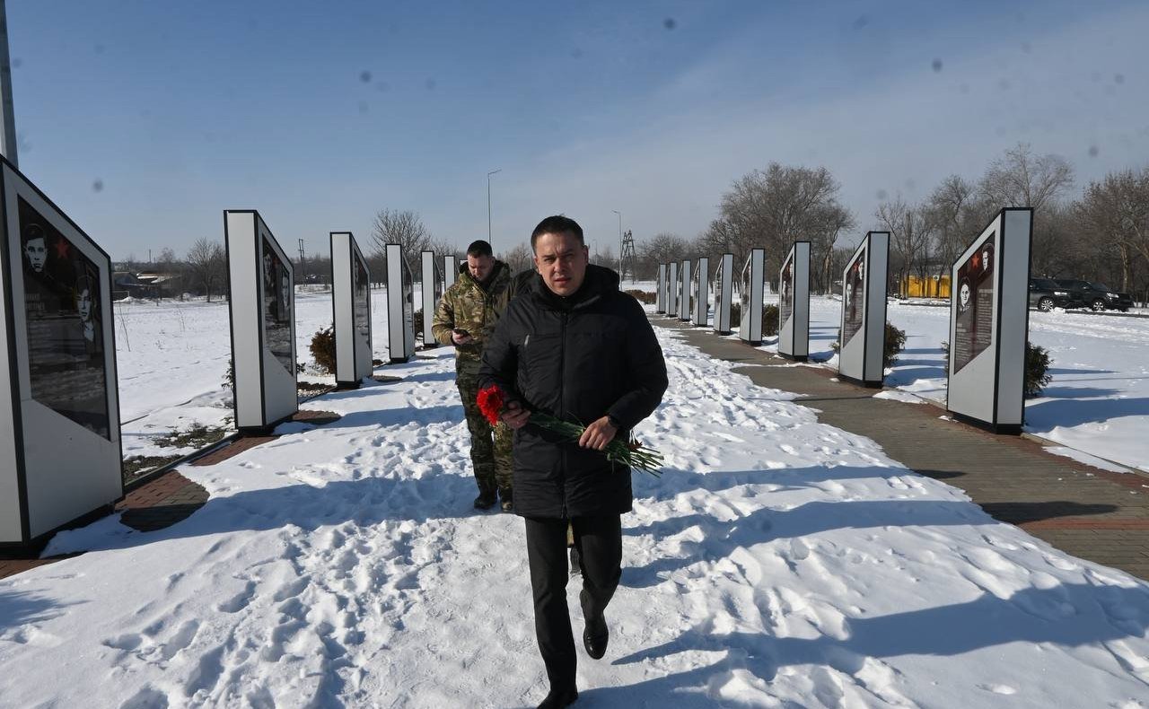 Айрат Гибатдинов возложил цветы к мемориалу «Непокорённые» в городе Краснодон Луганской Народной Республики
