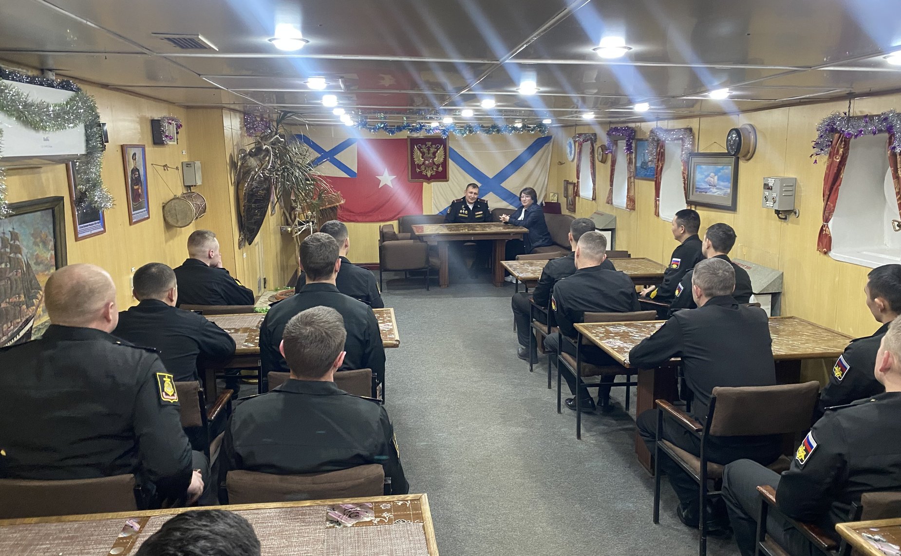 Людмила Талабаева в ходе поездки в регион встретилась с моряками — военнослужащими соединения надводных кораблей Тихоокеанского флота