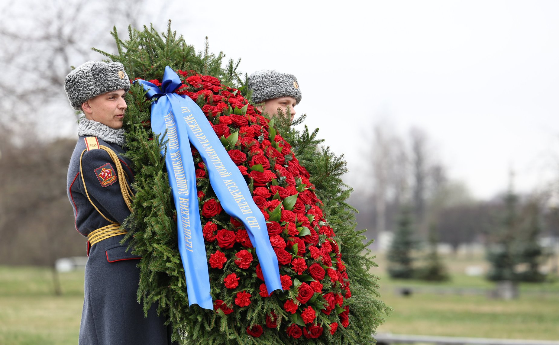 Делегации стран-участниц Межпарламентской Ассамблеи СНГ возложили венки и цветы к Монументу «Мать-Родина» на Пискаревском мемориальном кладбище, а также к памятным плитам государств на Аллее Памяти