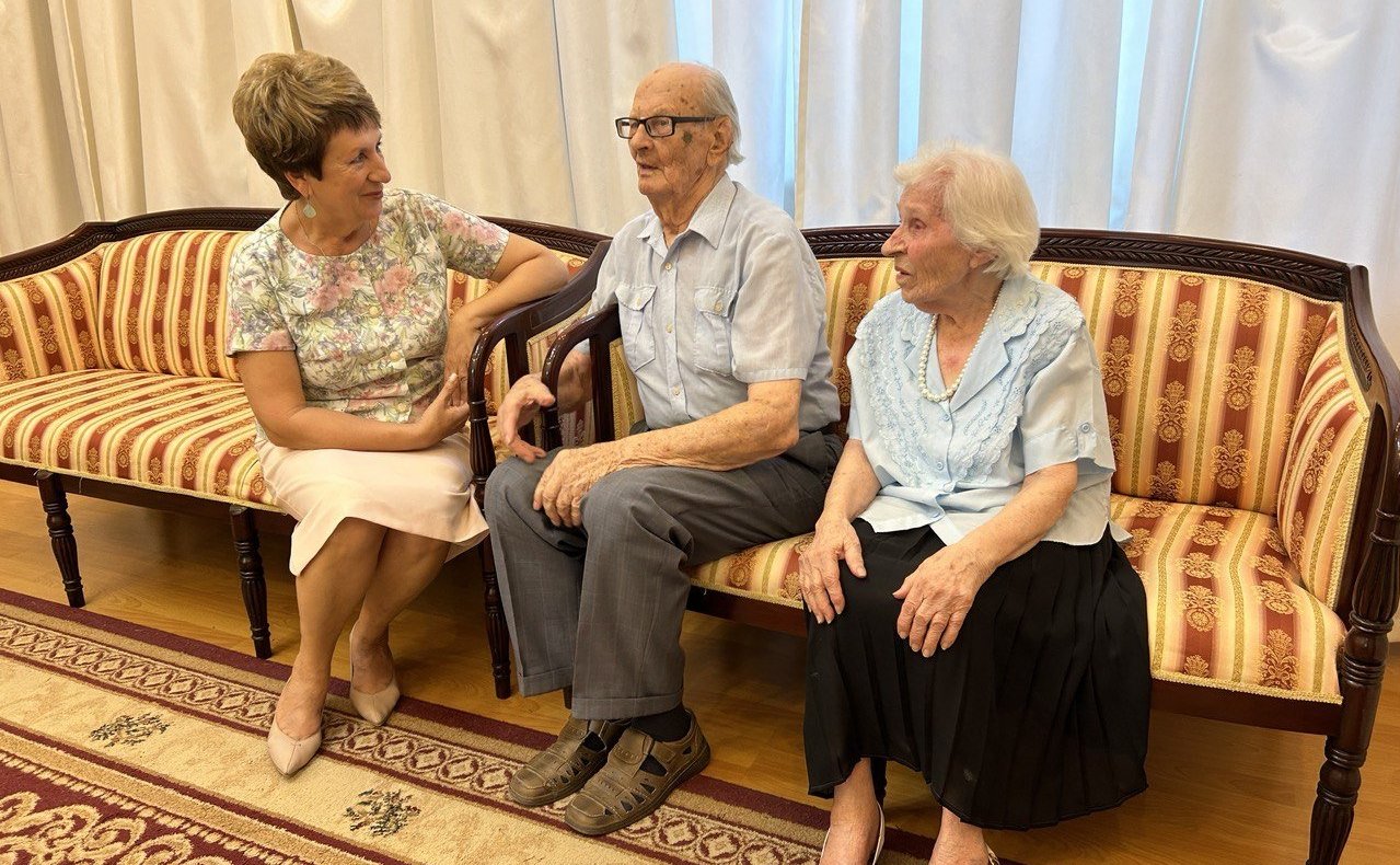 Екатерина Алтабаева поздравила супружескую пару в Севастополе с 70-летним юбилеем совместной жизни