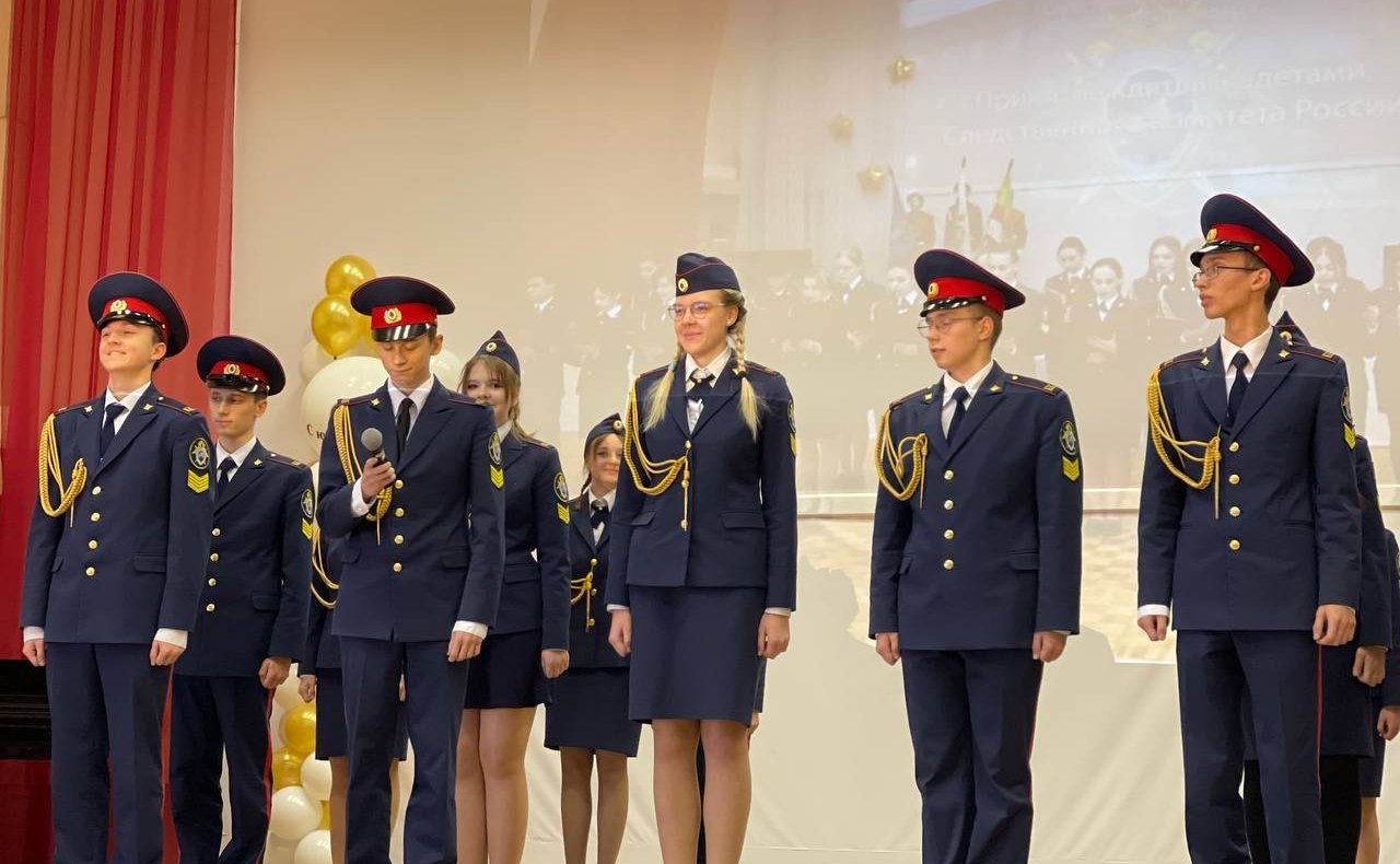 Сенатор РФ Айрат Гибатдинов совместно с губернатором Ульяновской области Алексеем Русских поздравил заслуженных учителей и почетных работников общего образования с профессиональным праздником