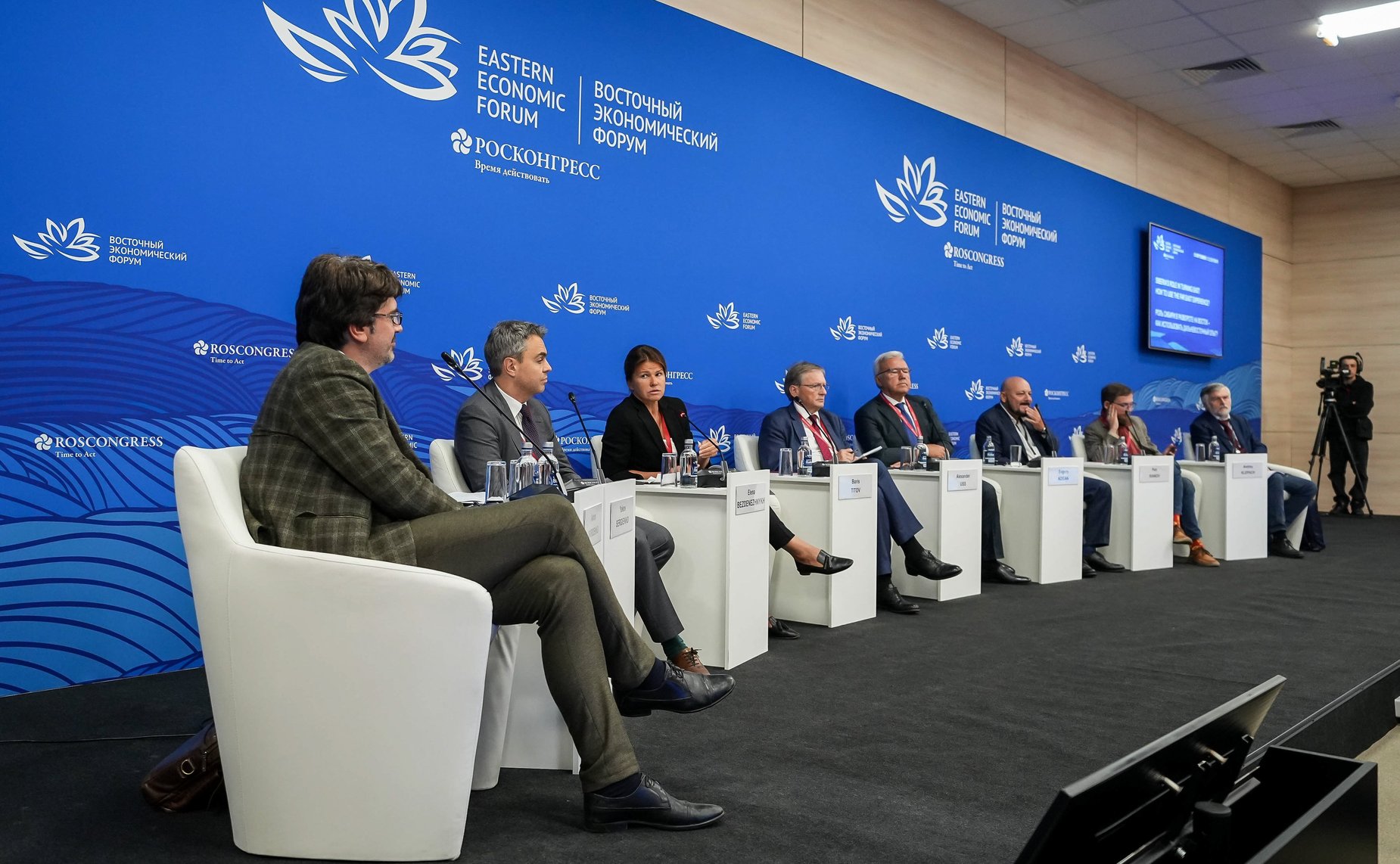 Сессия «Роль Сибири в развороте на Восток – как использовать дальневосточный опыт?». Сенаторы принимают участие в VIII Восточном экономическом форуме
