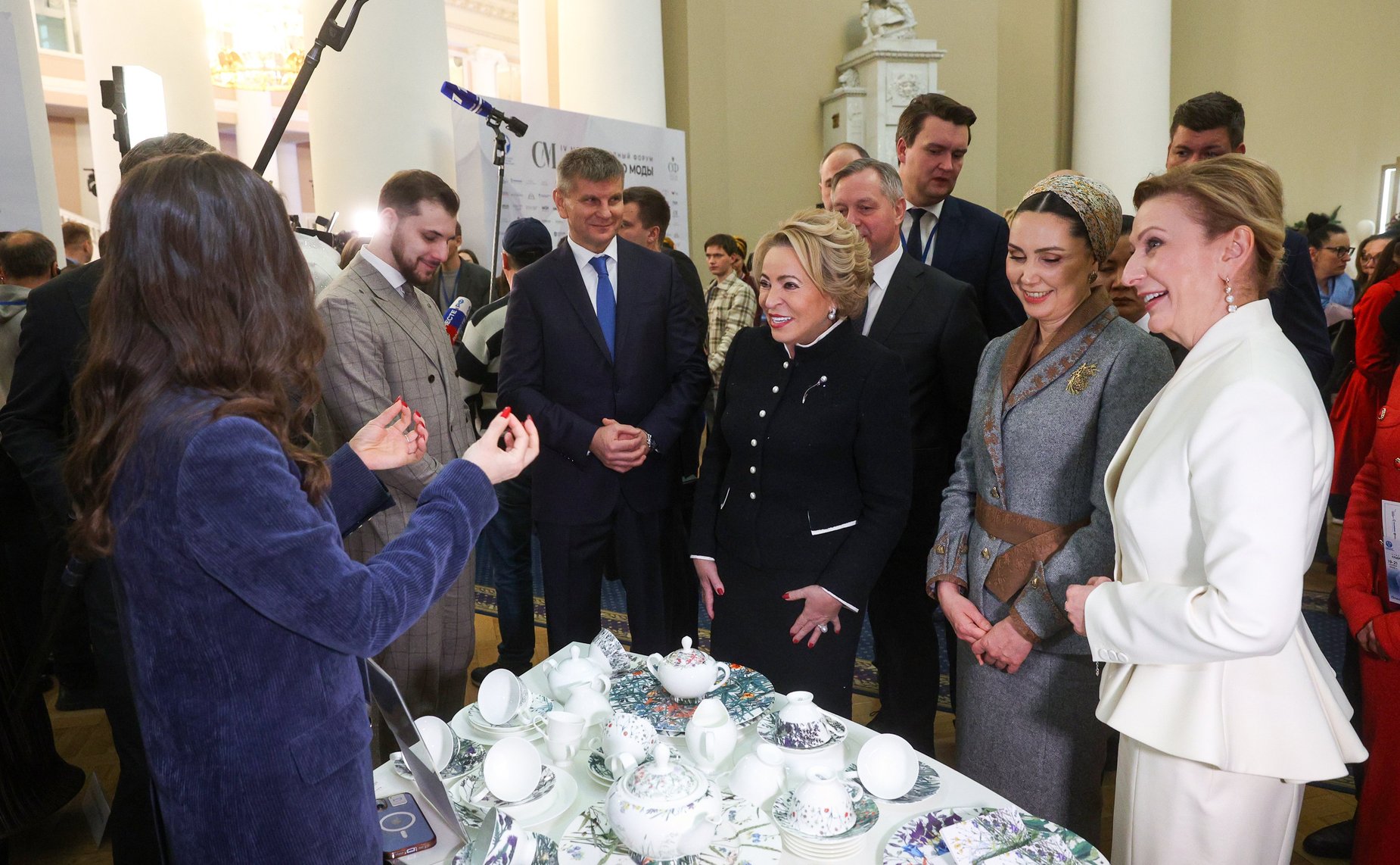 Валентина Матвиенко и Огулджахан Атабаева вместе осмотрели экспозиции Туркменистана и других стран на площадке IV Международного форума «Содружество моды»