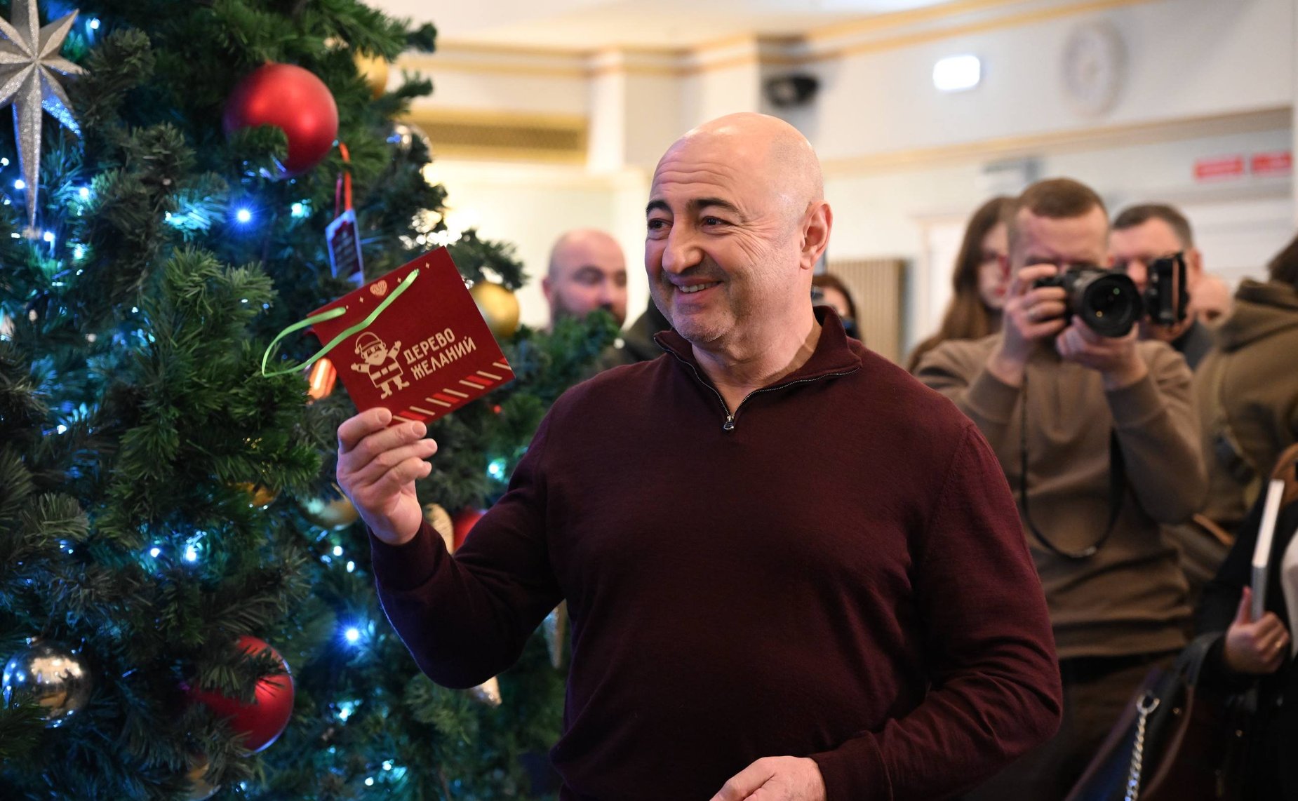 Александр Вайнберг вместе с почетными гостями посетил «Елку желаний» и выбрал открытки с пожеланиями детских творческих коллективов Донецкой Народной Республики