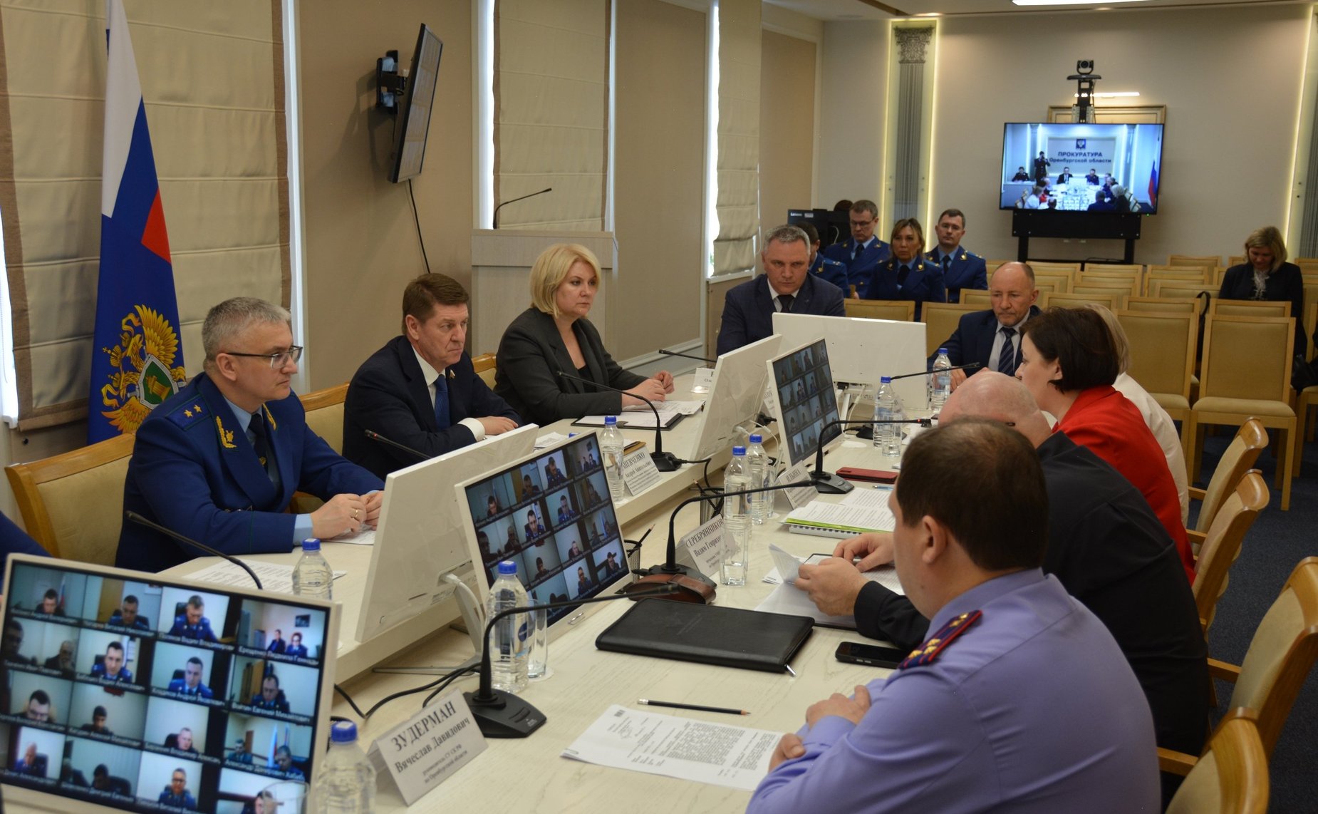 Андрей Шевченко совместно с прокурором Оренбургской области Русланом Медведевым провел круглый стол, на котором были рассмотрены актуальные вопросы повышения эффективности управления многоквартирными домами