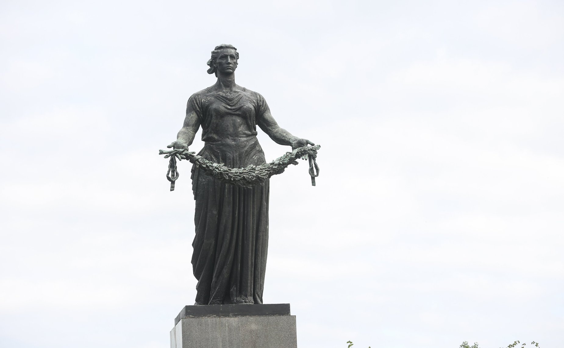 Валентина Матвиенко приняла участие в торжественно-траурной церемонии возложения венков и цветов к монументу «Мать-Родина» на Пискаревском мемориальном кладбище