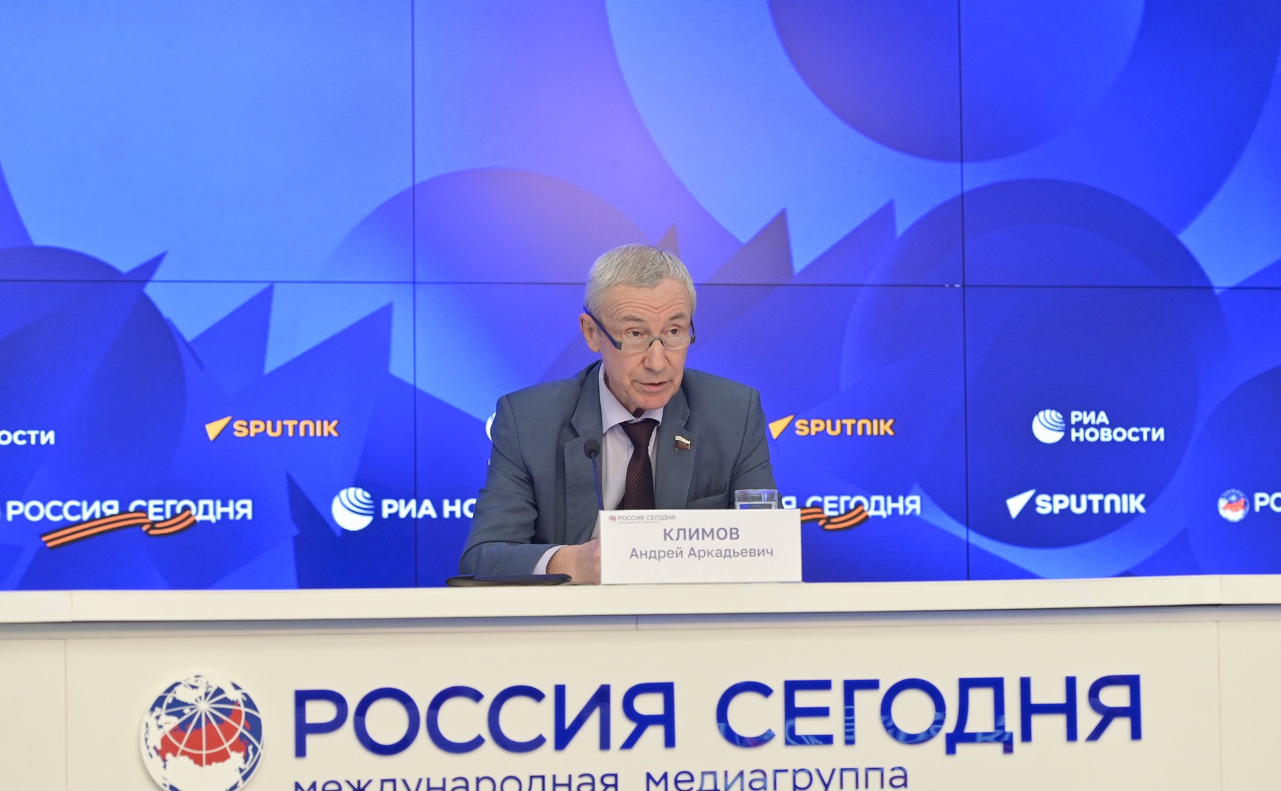 Брифинг председателя Комиссии СФ по защите государственного суверенитета и предотвращению вмешательства во внутренние дела РФ Андрея Климова