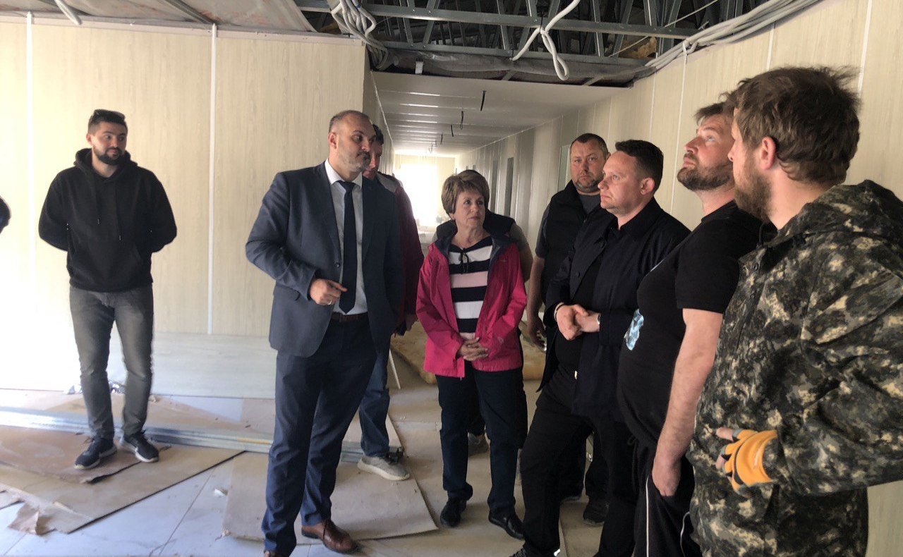 Екатерина Алтабаева в рамках работы в регионе проверила ход строительства трех новых корпусов детского оздоровительного лагеря «Горный»