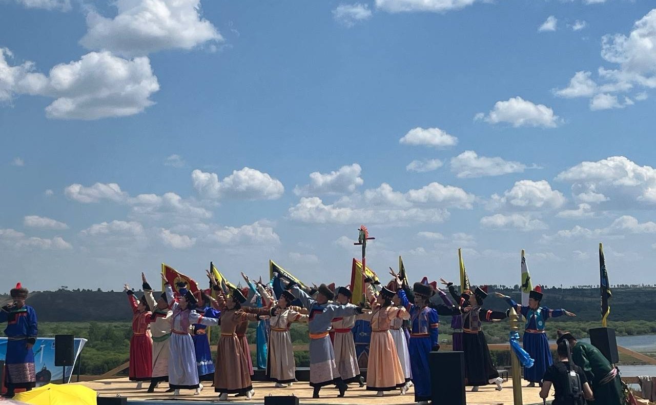 Баир Жамсуев на берегу реки Онон Агинского Бурятского округа принял участие в открытии архитектурно-декоративной стелы «Котел дружбы» в знак сотрудничества и дружбы между Россией, Китаем и Монголией