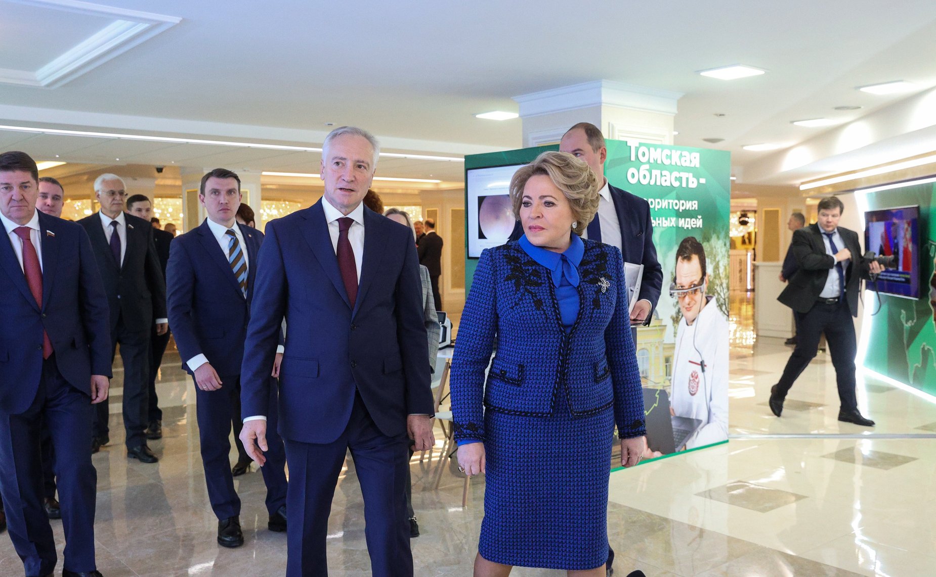 Глава Совета Федерации и губернатор Томской области осмотрели выставку, посвященную региону