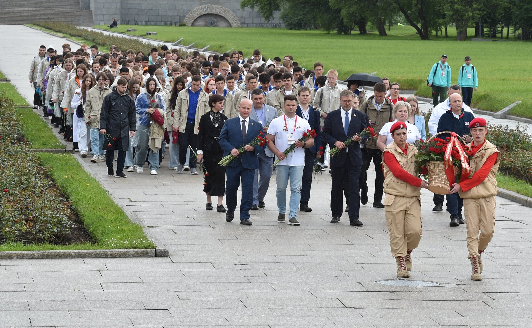 Участники проекта «Поезд Памяти» посетили Пискаревское мемориальное кладбище