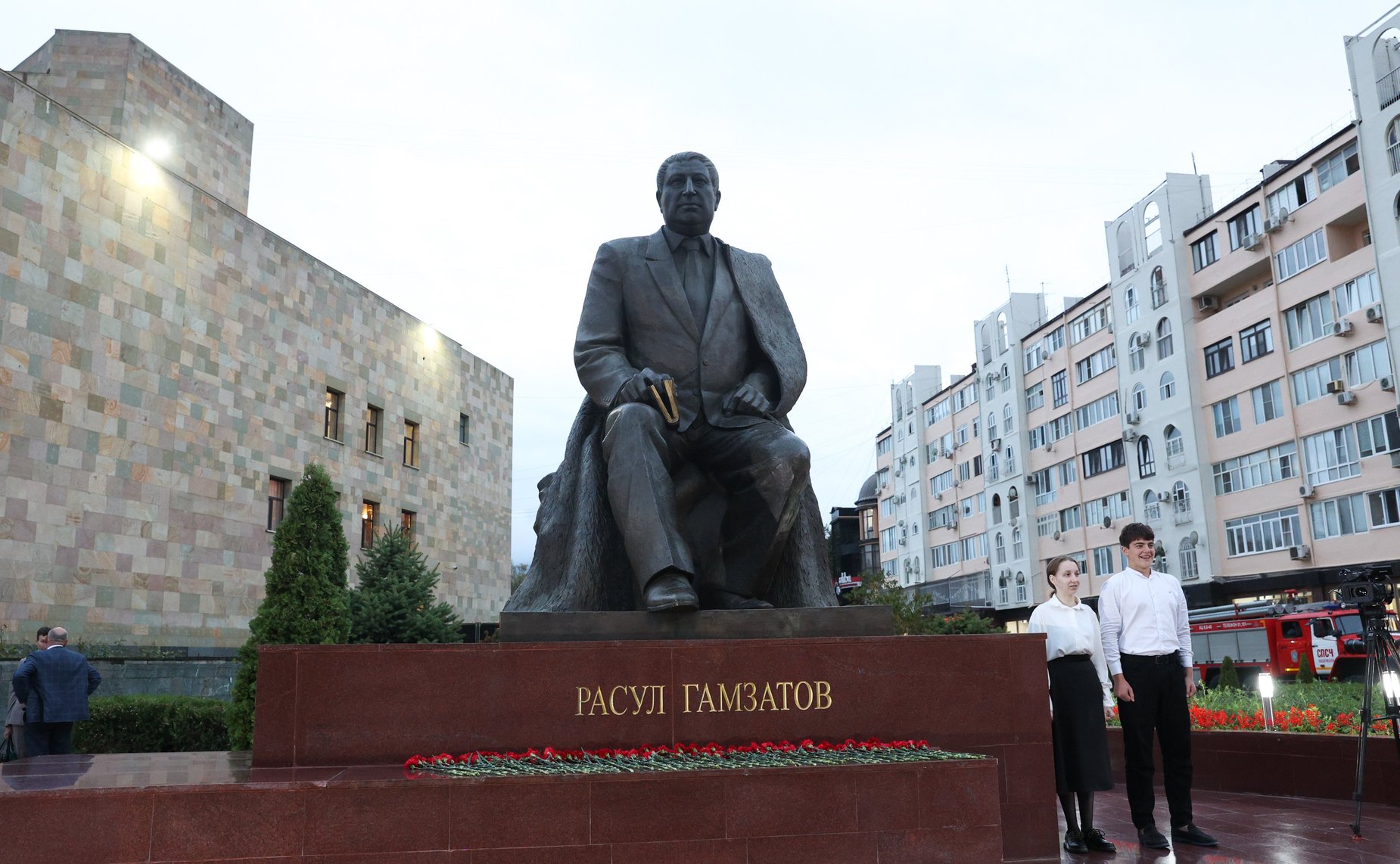 Председатель Совета Федерации Валентина Матвиенко, глава Дагестана Сергей Меликов и сенаторы РФ также возложили цветы к памятникам А.С. Пушкину и Р.Г. Гамзатову