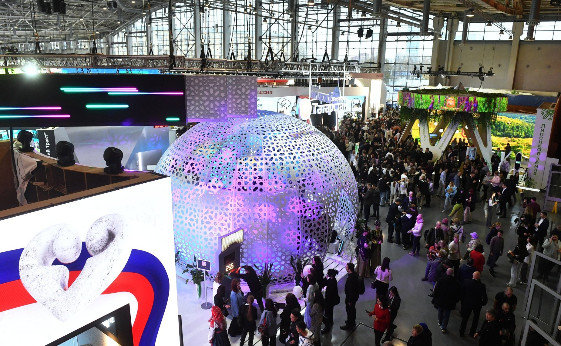 Екатерина Алтабаева посетила Международную выставку-форум «Россия» и приняла участие в открытии корабля-стенда, посвящённого Севастополю